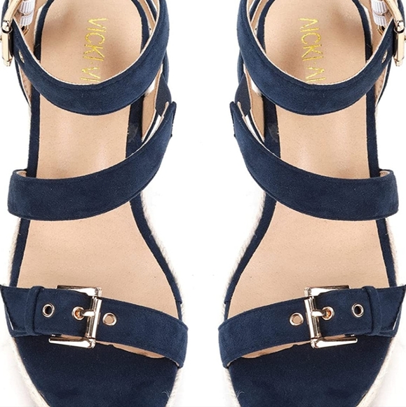 Beautiful Wedge Sandels - Picture 2 of 3